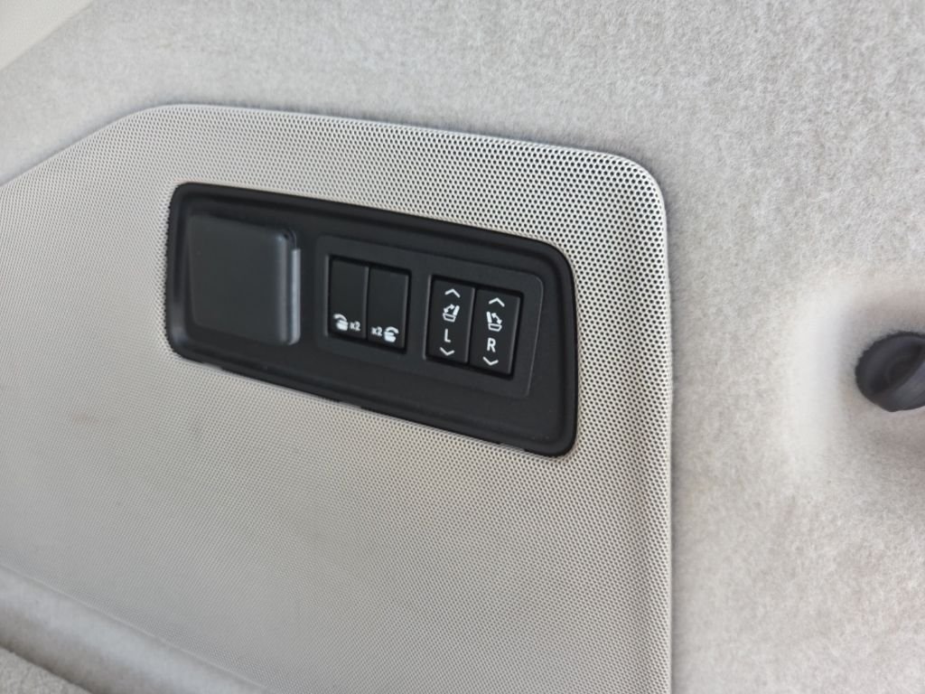 Used 2021 Crystal White Cadillac Sport Platinum image 17