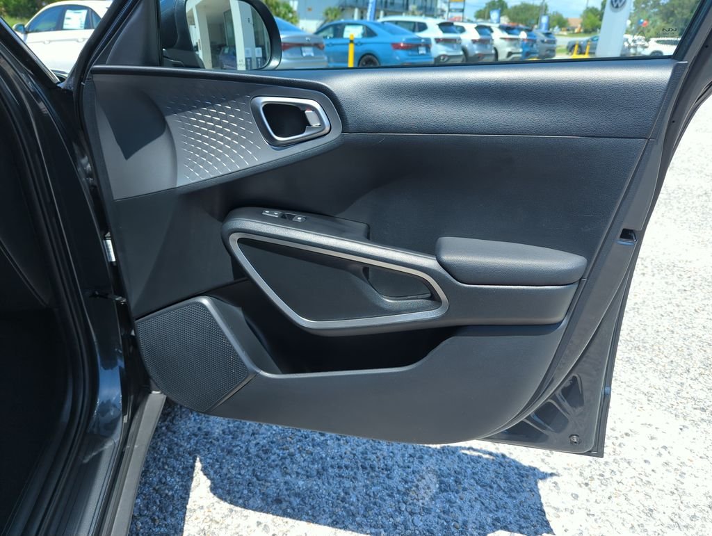 Used 2025  Kia LX image 32