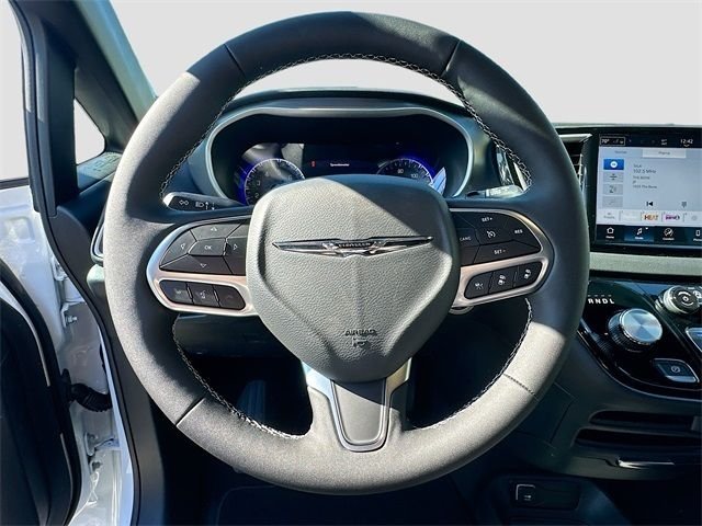 New 2026 Bright White Clear-Coat Exterior Paint Chrysler LX image 7