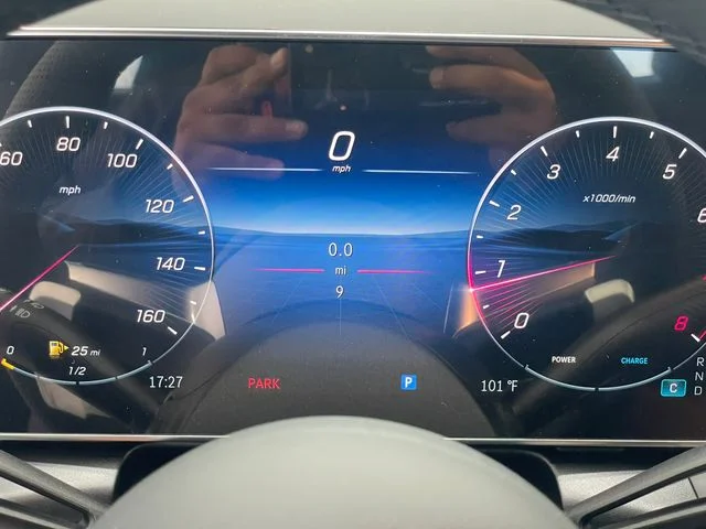 New 2027 White Mercedes-Benz GLC 300 image 2