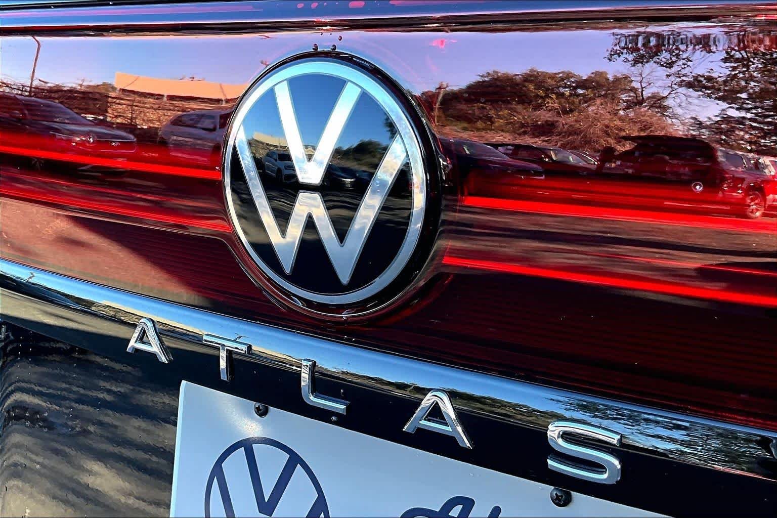 New 2026 Deep Black Pearl Volkswagen 2.0T Peak Edition image 15
