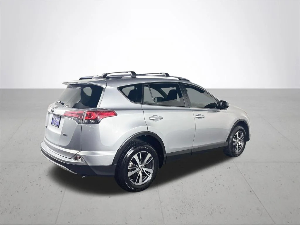 Used 2018 Silver Sky Metallic Toyota XLE image 6