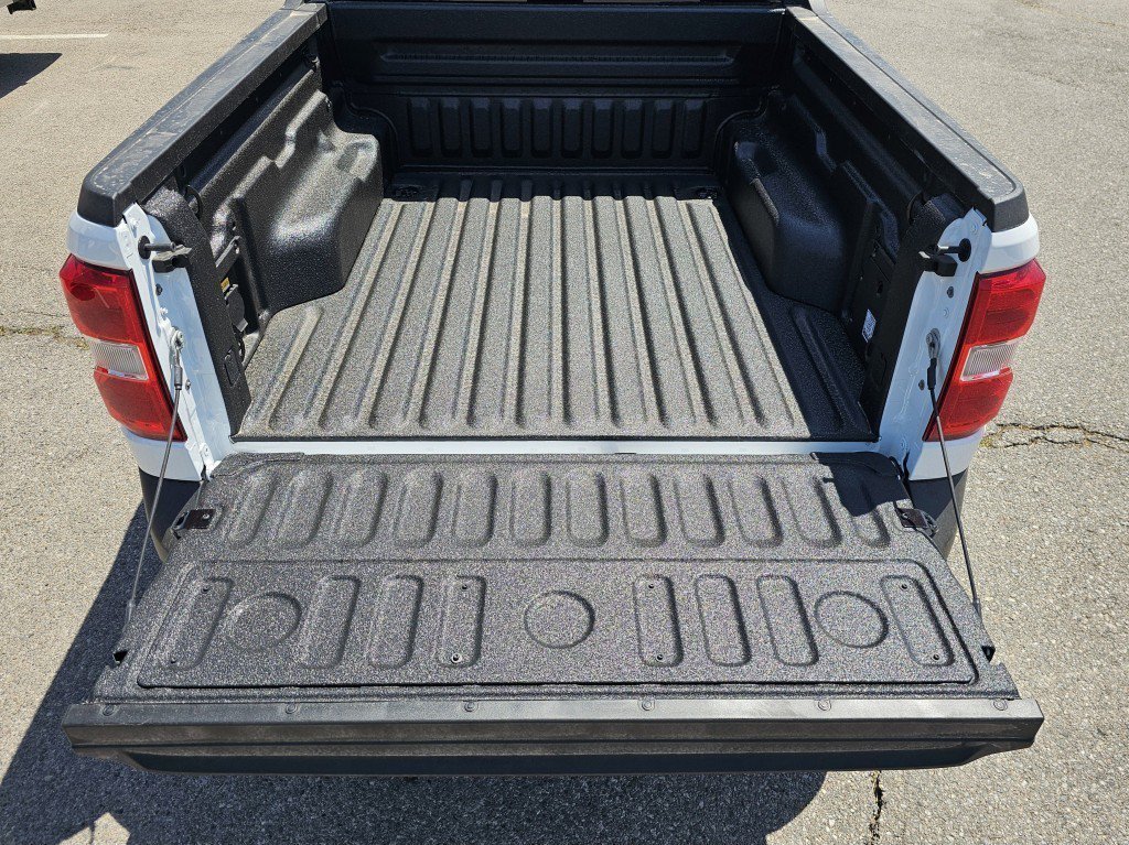 New 2025 Oxford White Ford XLT image 19