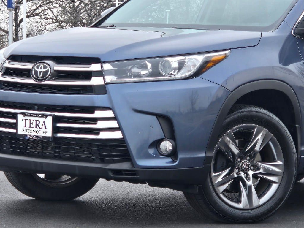Used 2018 Toyota Highlander Limited Platinum with VIN 5TDDZRFH3JS853368 for sale in Plano, IL