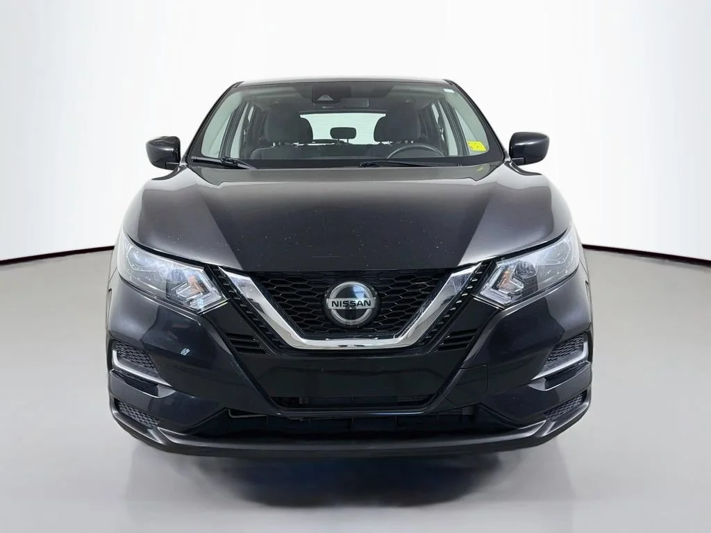 Used 2021  Nissan S image 2