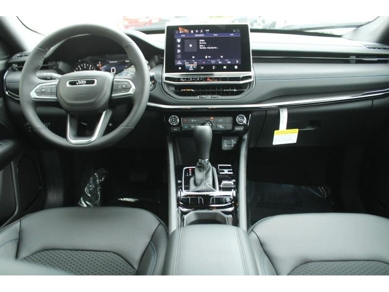 New 2026 Diamond Black Crystal Pearl-Coat Exterior Paint Jeep Latitude Altitude 4x4 image 7