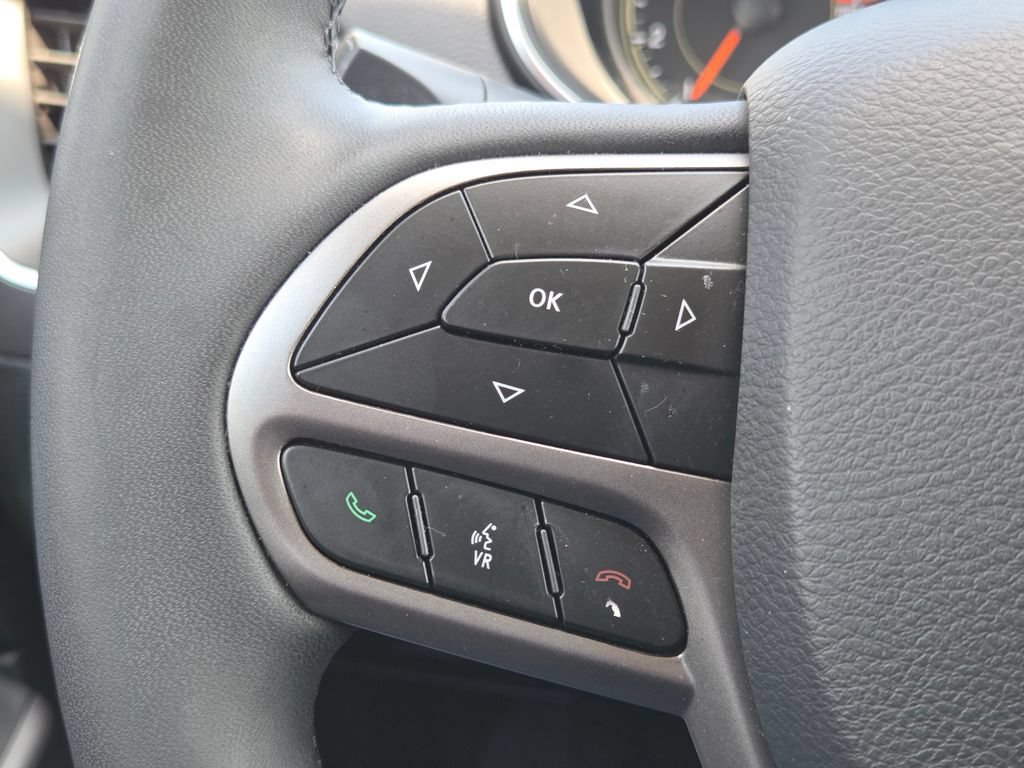 Used 2022 Granite Crystal Metallic Clearcoat Jeep Latitude Lux image 16