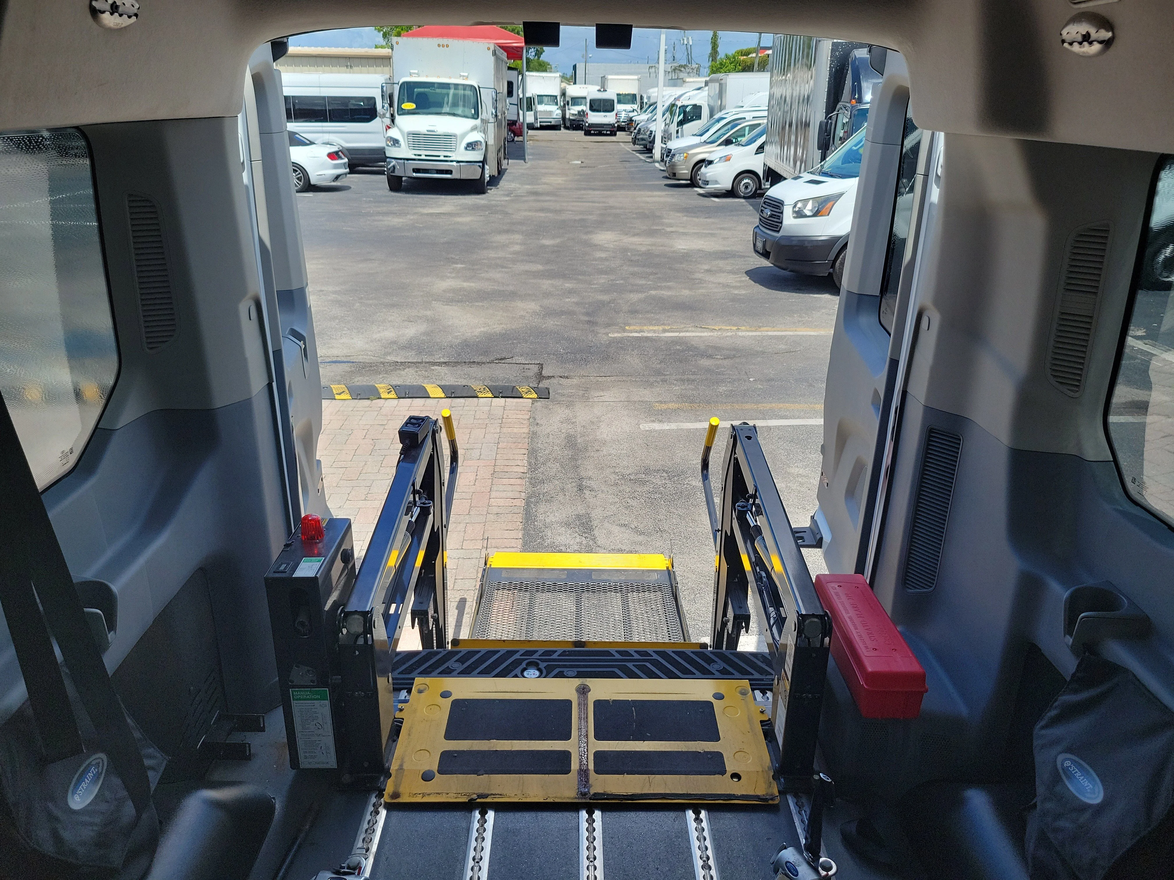 2015 Ford Transit XLT - Photo 23