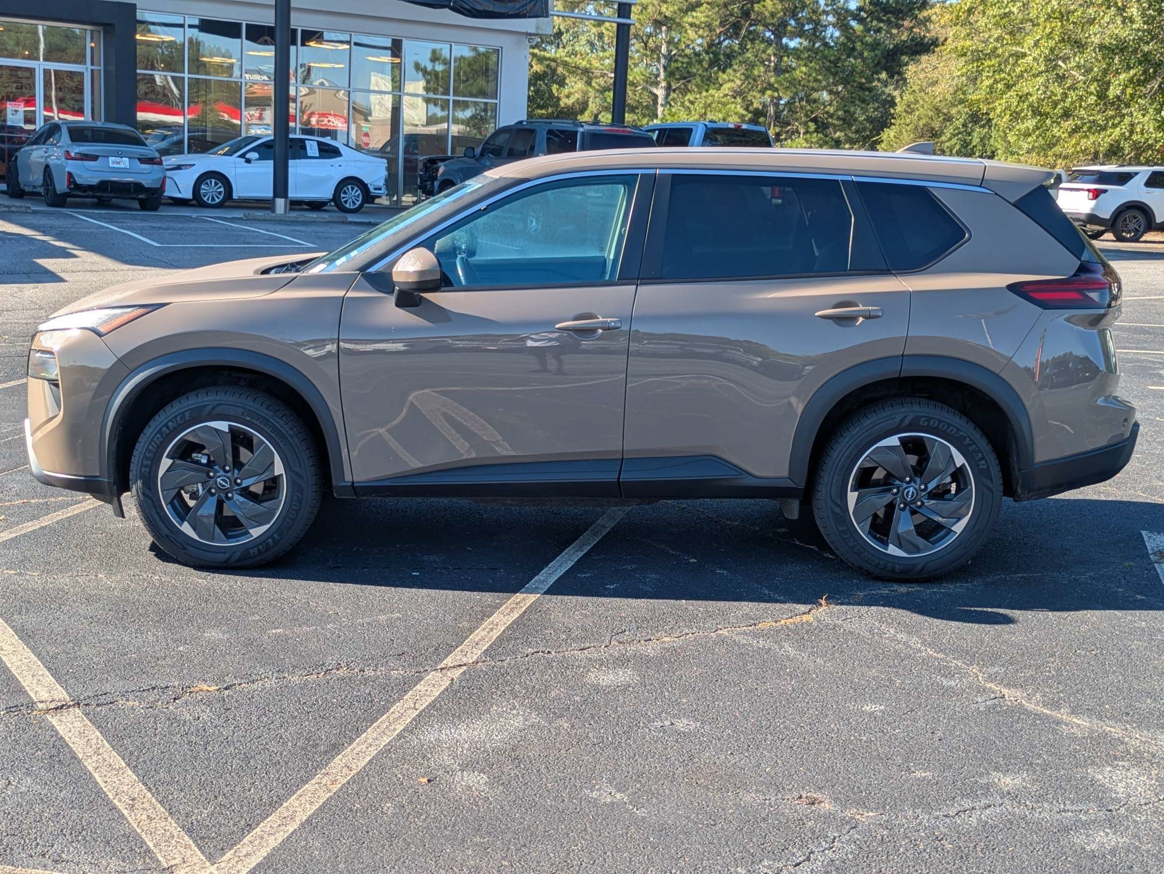 Used 2025  Nissan SV image 6