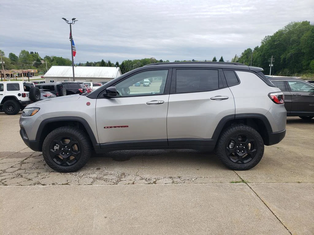 Certified Used 2023 Billet Silver Metallic Clearcoat Jeep Trailhawk image 7