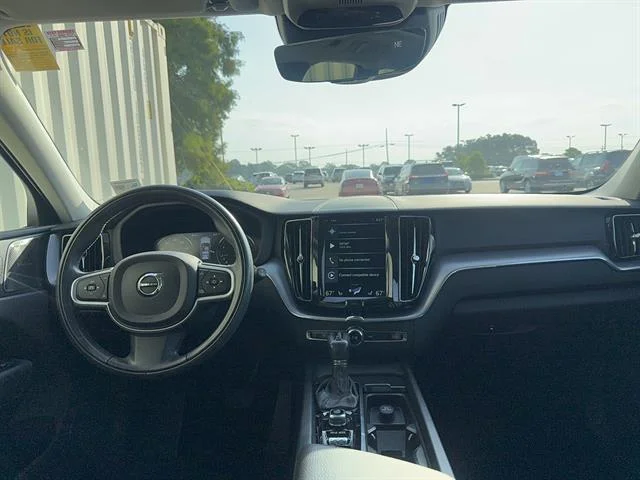 Used 2020 Crystal White Metallic Volvo T6 Momentum image 3