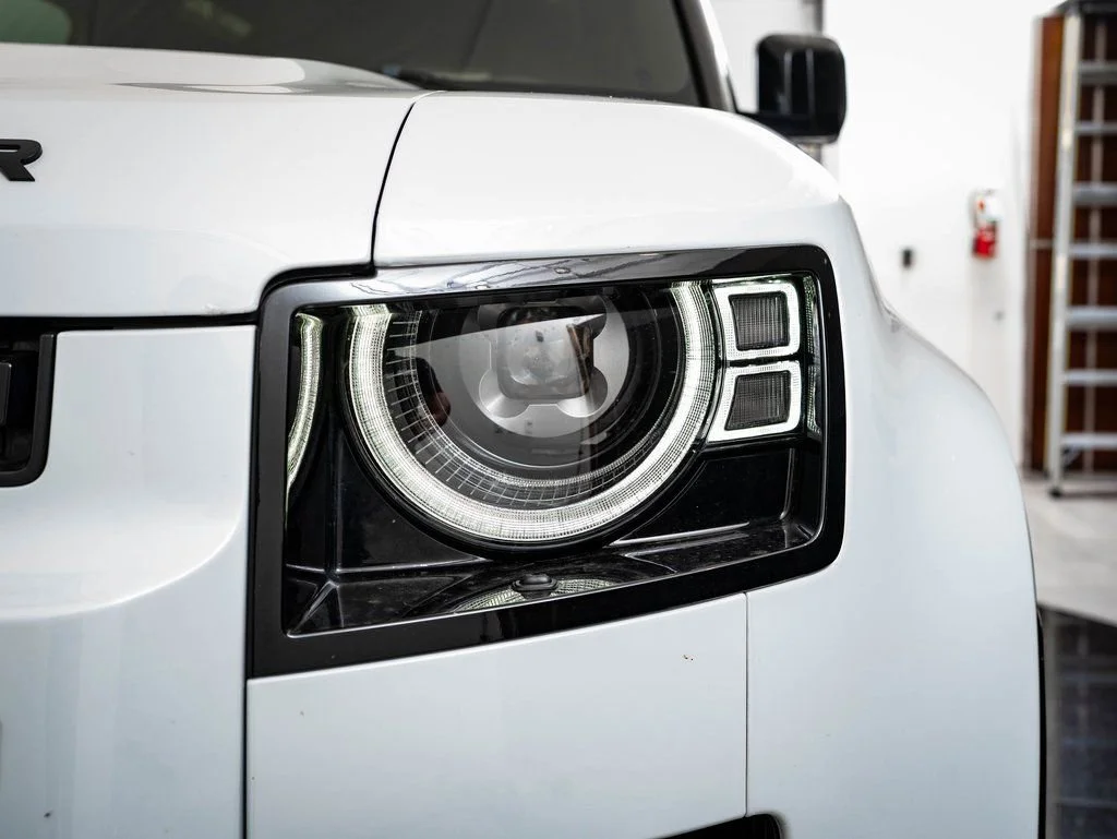 Used 2022 White Land Rover V8 image 16