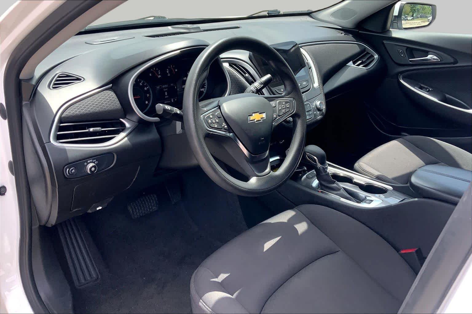 Used 2024 Summit White Chevrolet LT image 17