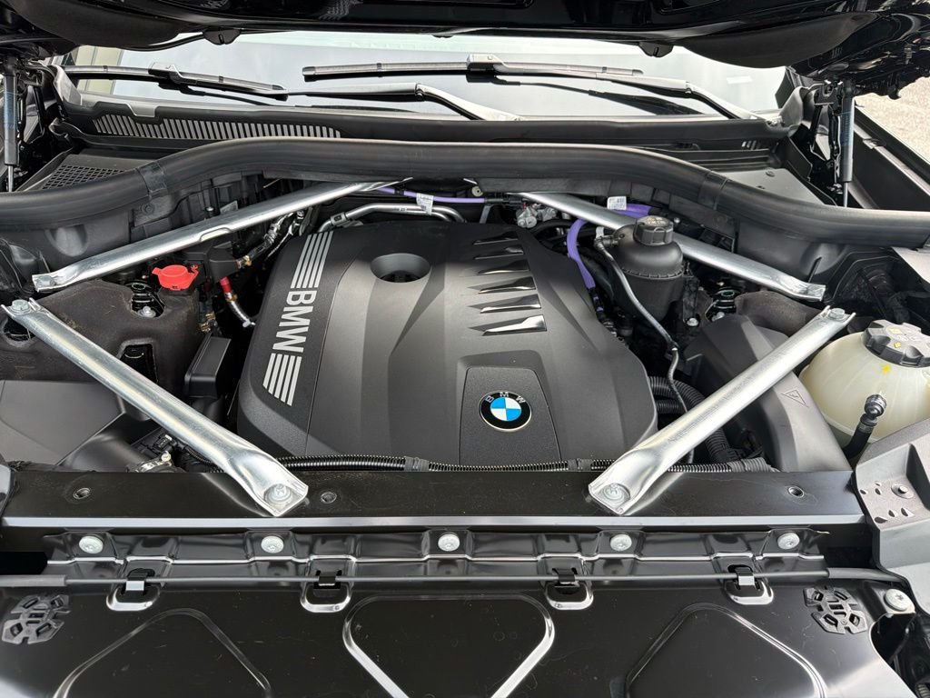 Used 2025 Black Sapphire Metallic BMW xDrive40i image 13