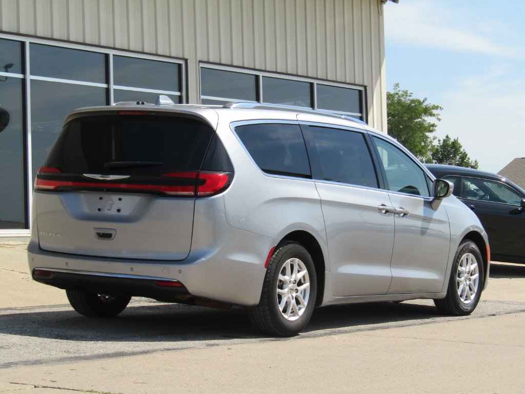 Used 2021 Silver Chrysler Touring L image 3