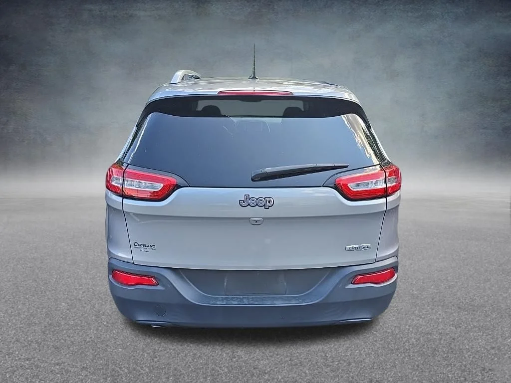 Used 2017 Silver Jeep Latitude image 7