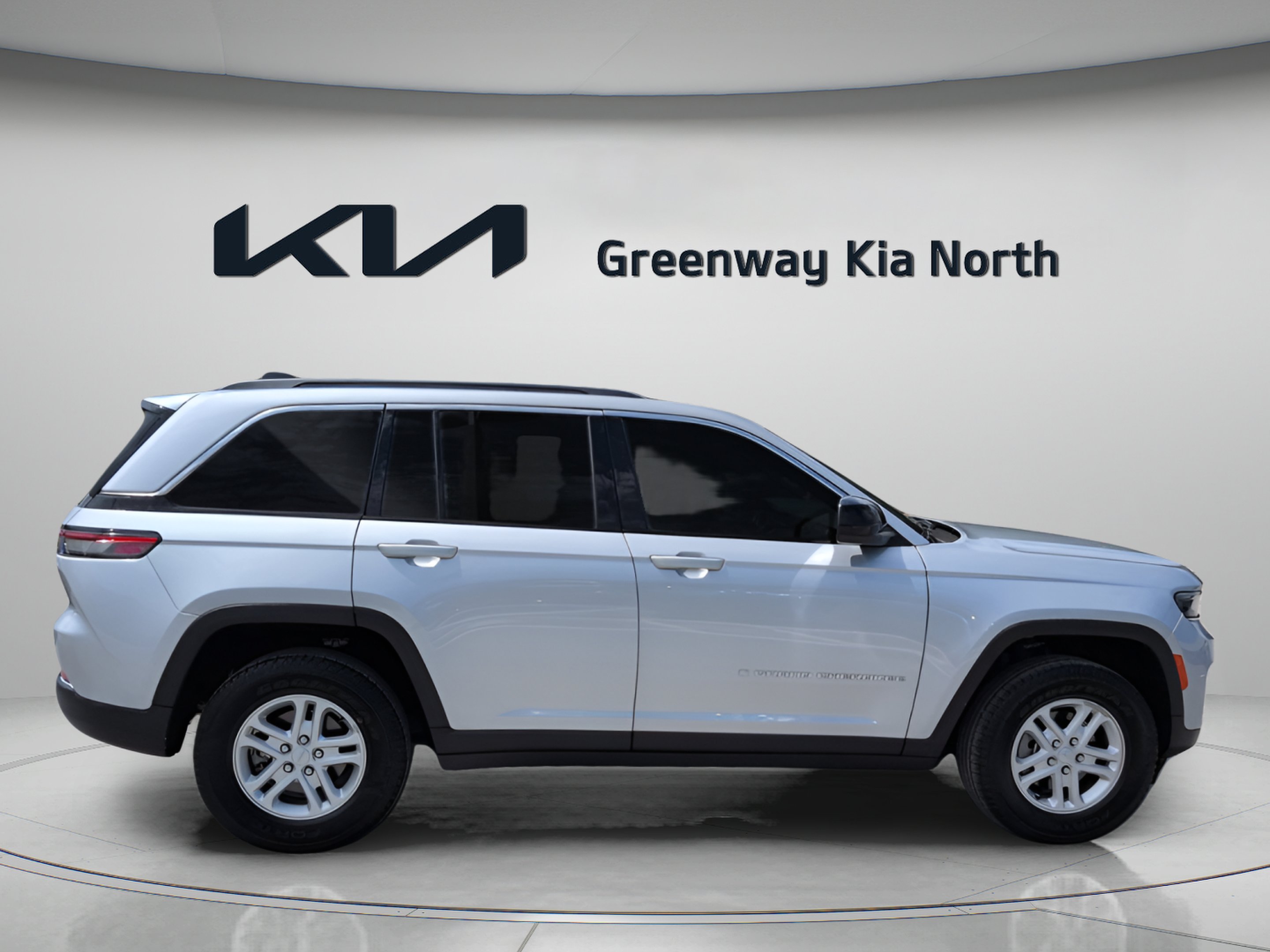 Used 2025 Silver Zynith Jeep Laredo image 9