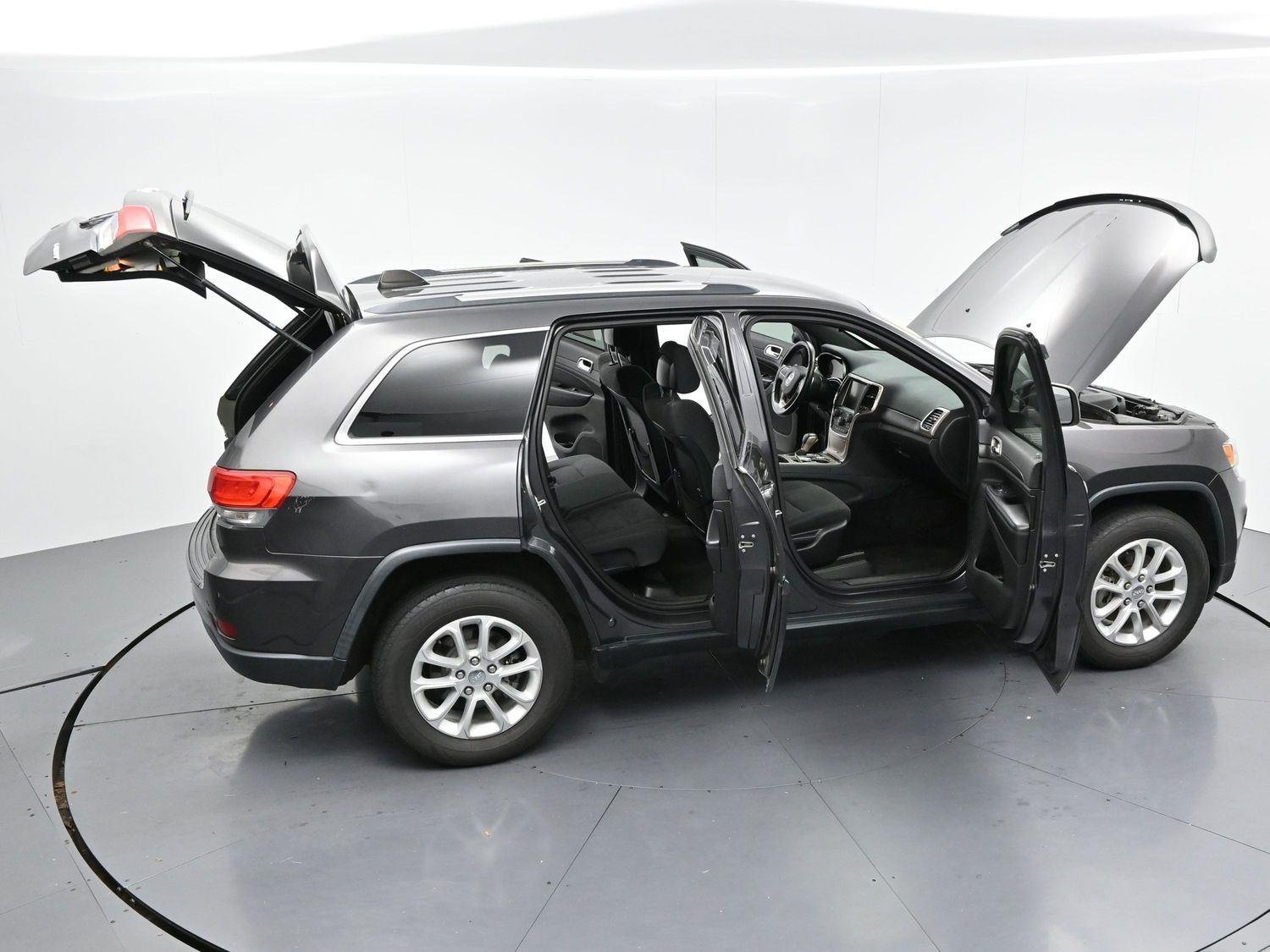 Used 2016 Granite Crystal Metallic Clearcoat Jeep Laredo image 37