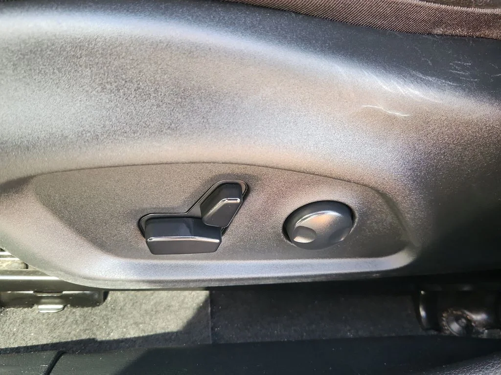 Used 2025 White Jeep Limited image 8
