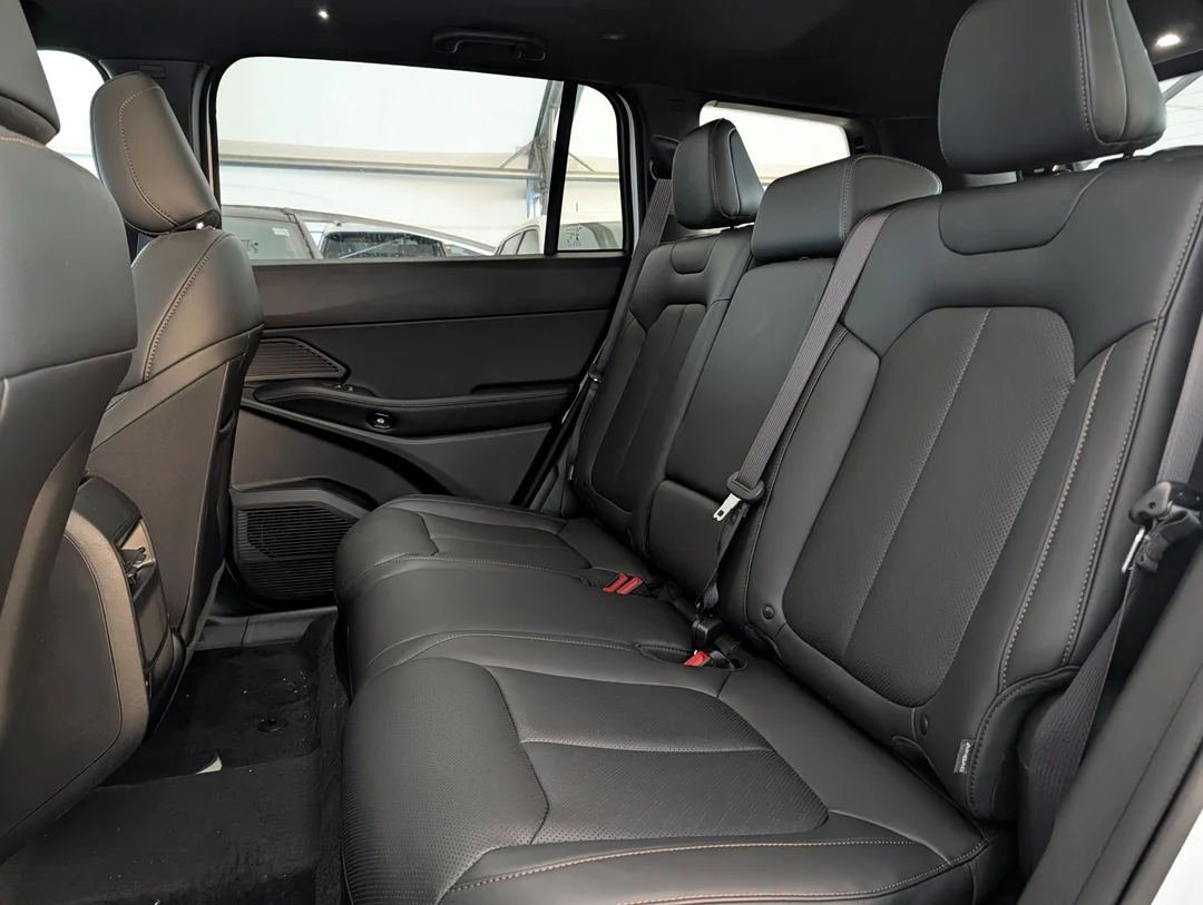 New 2026 White Jeep Limited - - 4x4 - Hybrid - Panoramic Sunroof - Leather Seats - Heated Seats & More! image 27