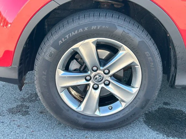 Used 2015 Red Toyota XLE image 10