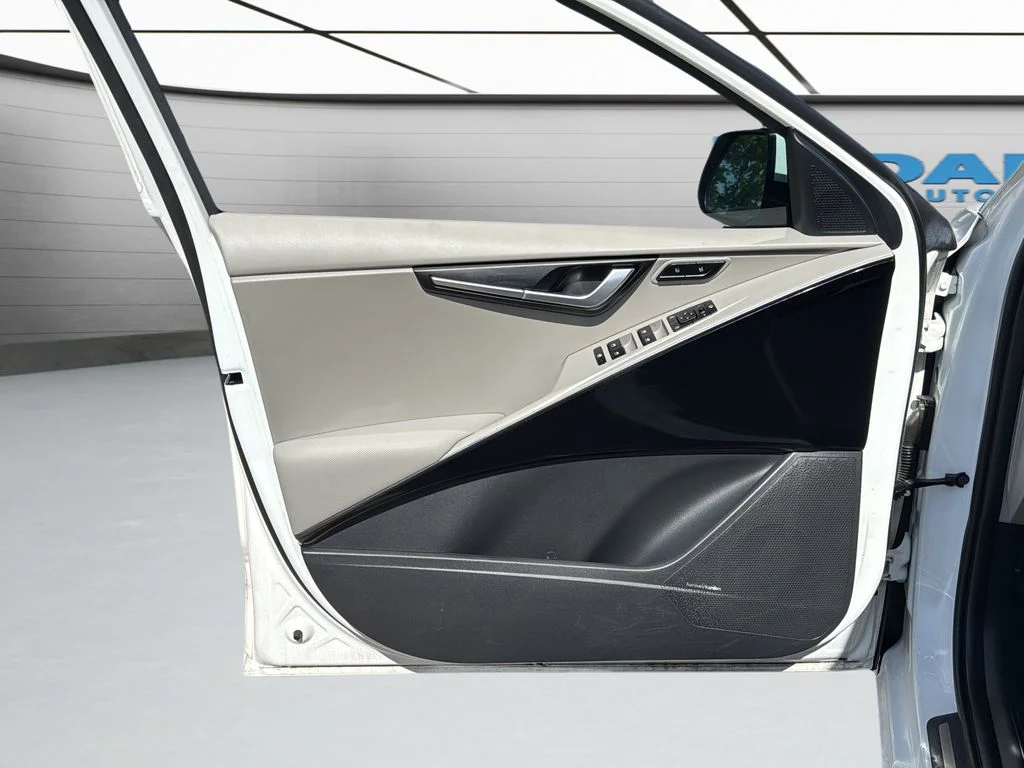 Used 2023 White Kia Wave image 10