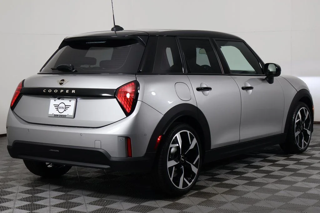 New 2026 Silver MINI Signature Plus image 2