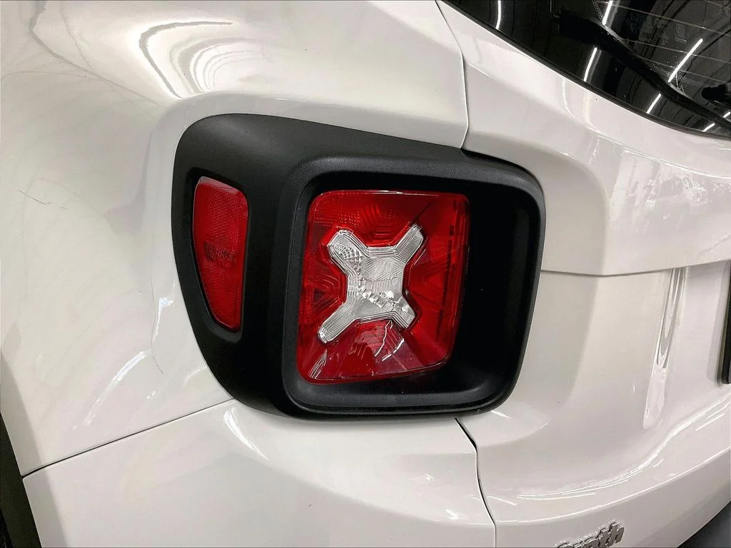 Used 2021 White Jeep Latitude image 34