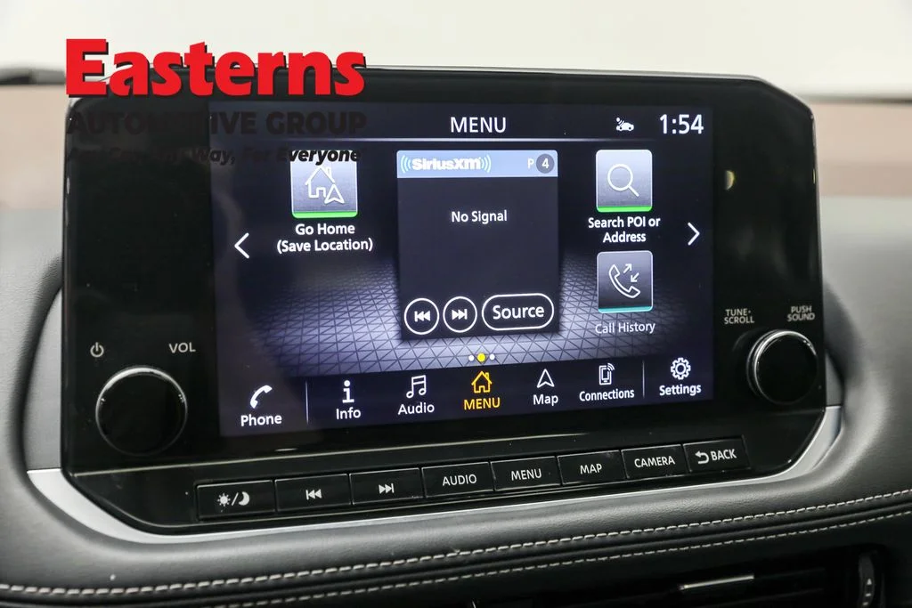 Used 2022 White Nissan SL image 19