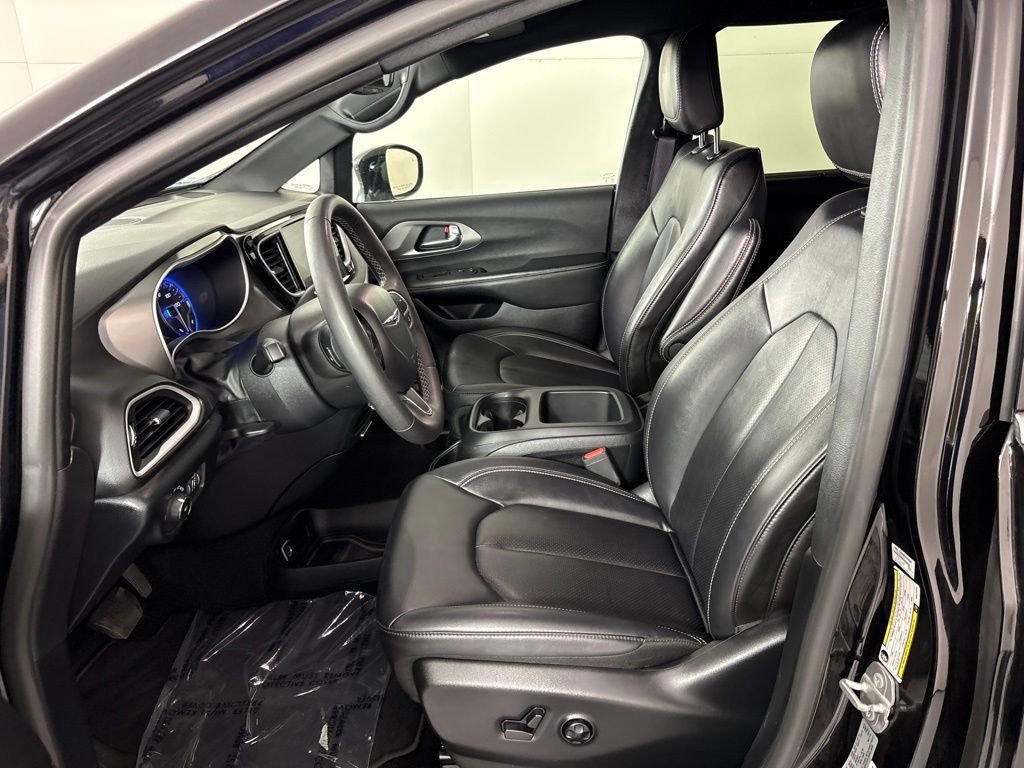 Used 2025 Black Chrysler Select image 27