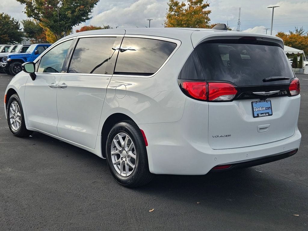 2026 Chrysler Voyager LX - Photo 4