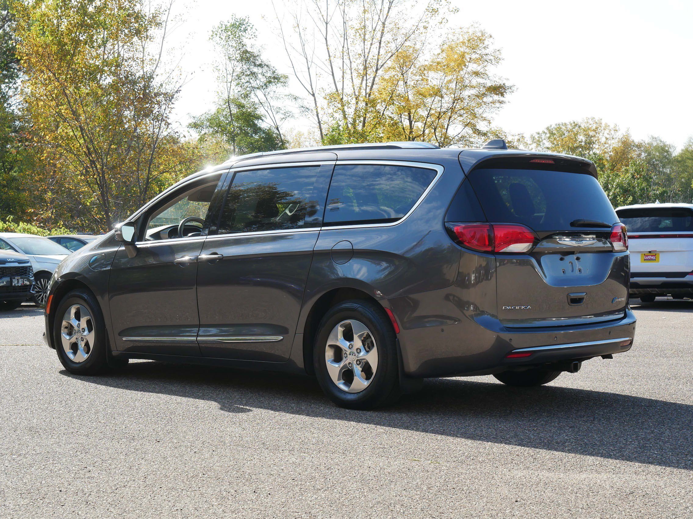 Used 2018 Granite Crystal Metallic Clearcoat Chrysler Hybrid Limited image 5