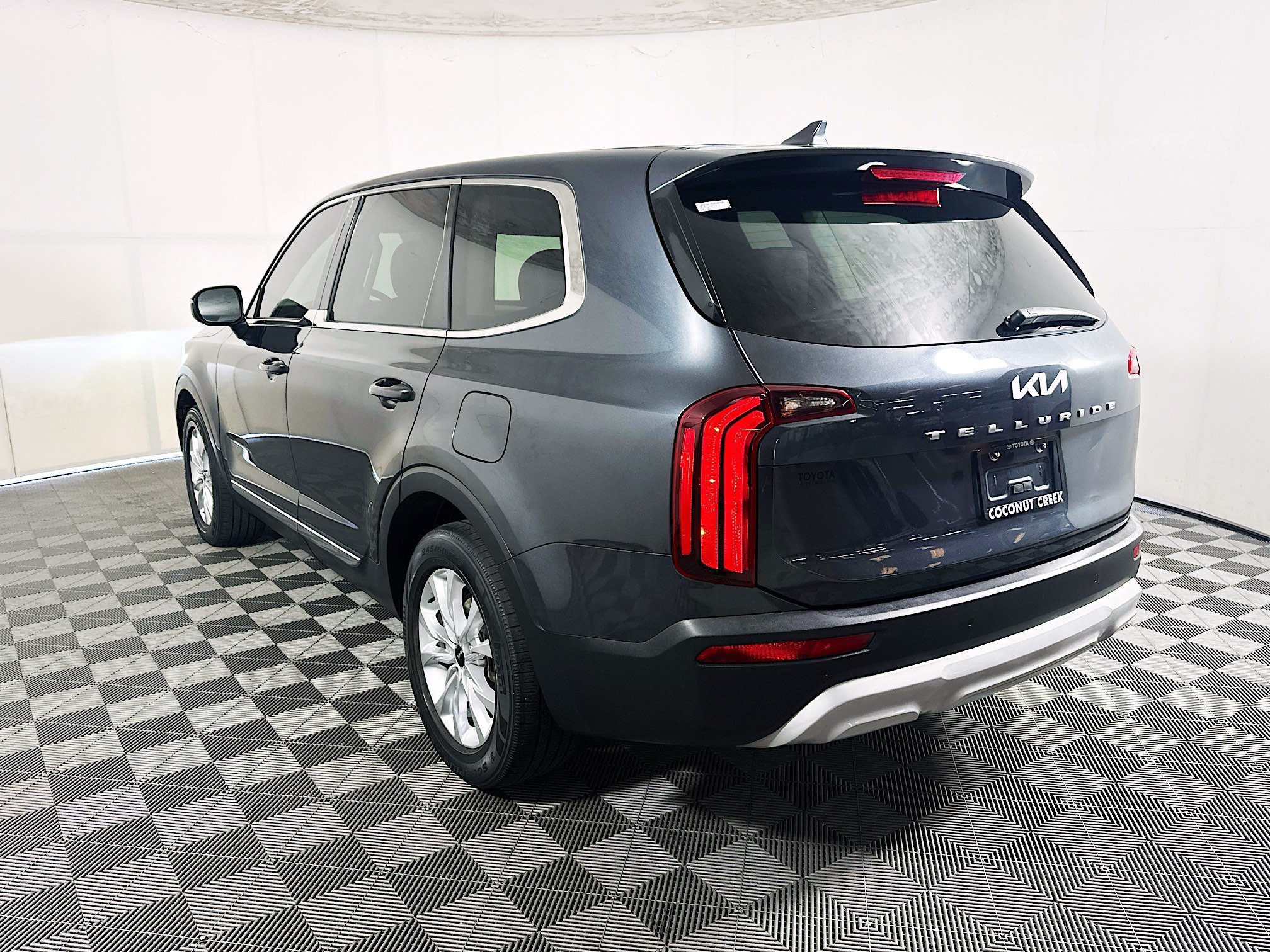 Used 2022 Gravity Grey Kia LX image 5