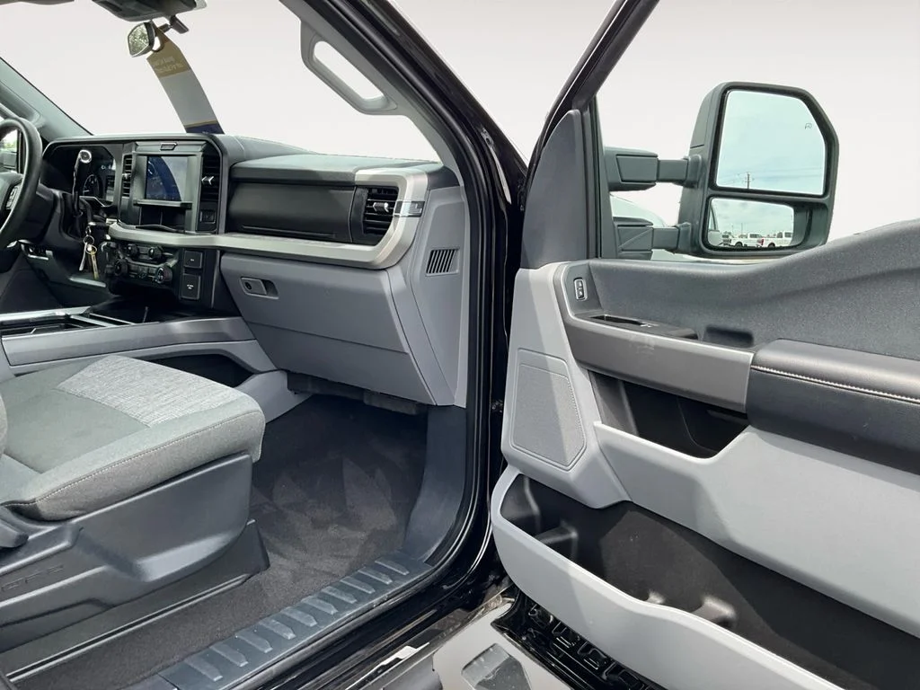 Used 2025 Agate Black Metallic Ford XLT image 9