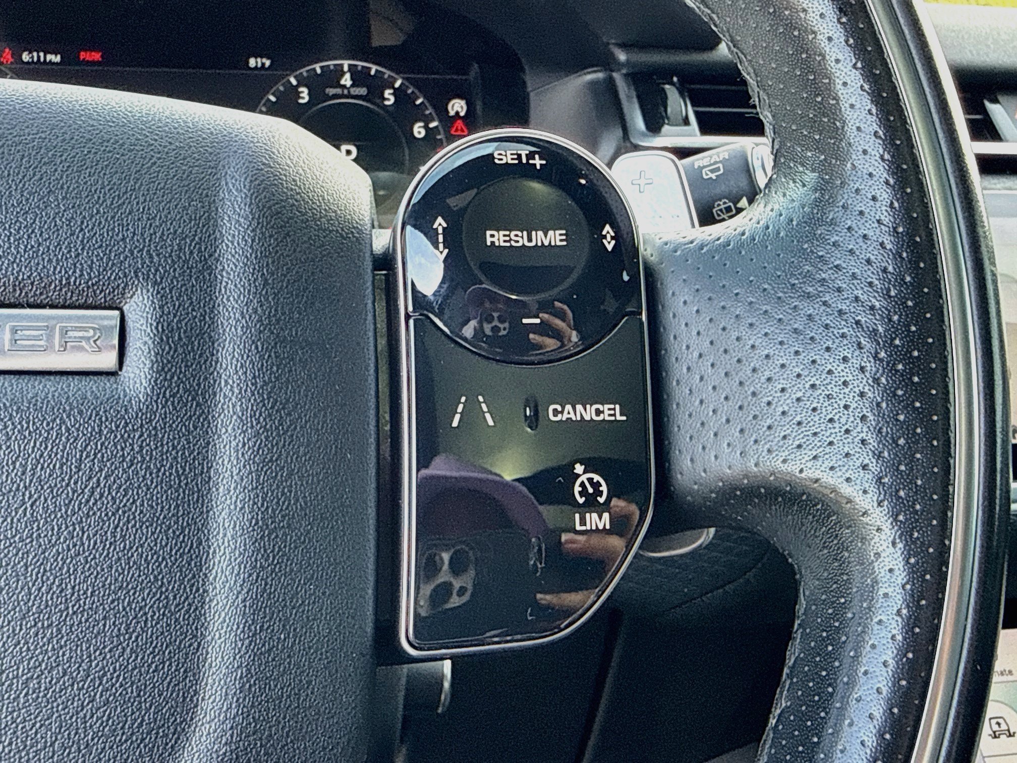 Used 2019 White Land Rover R-Dynamic SE image 37