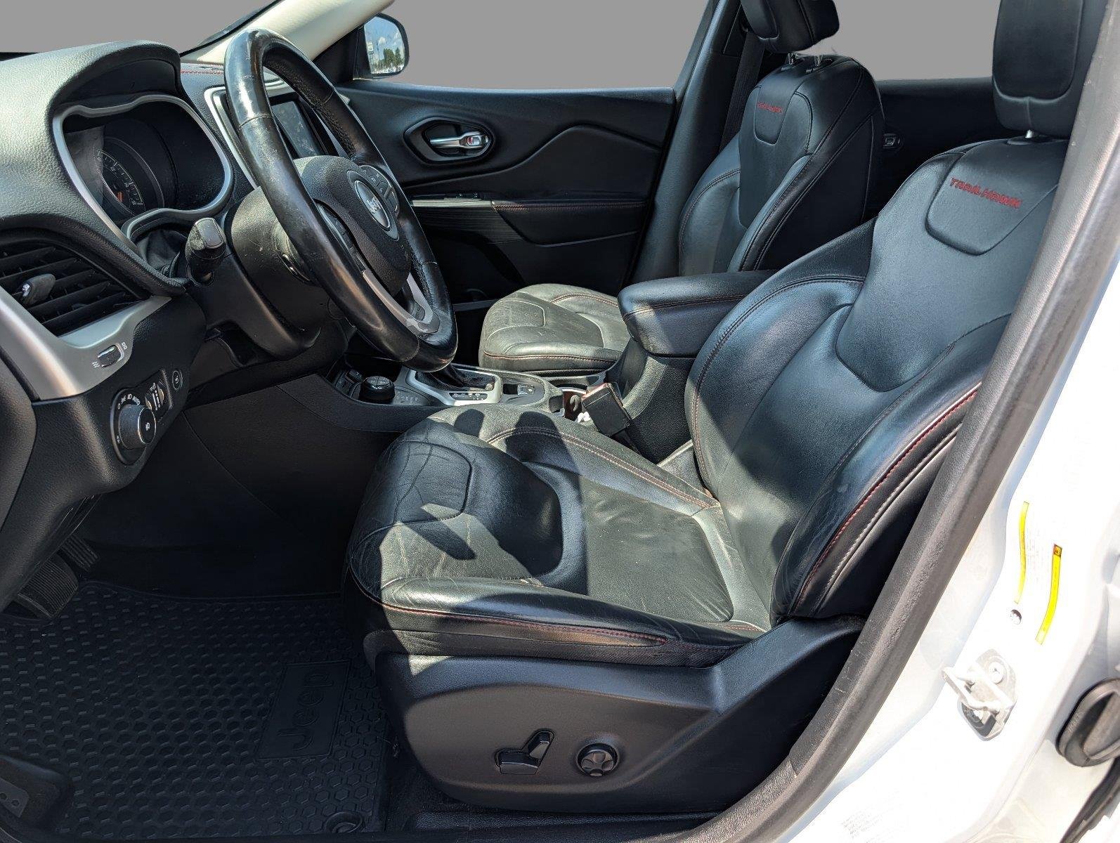 Used 2015 Bright White Clearcoat Jeep Trailhawk image 10
