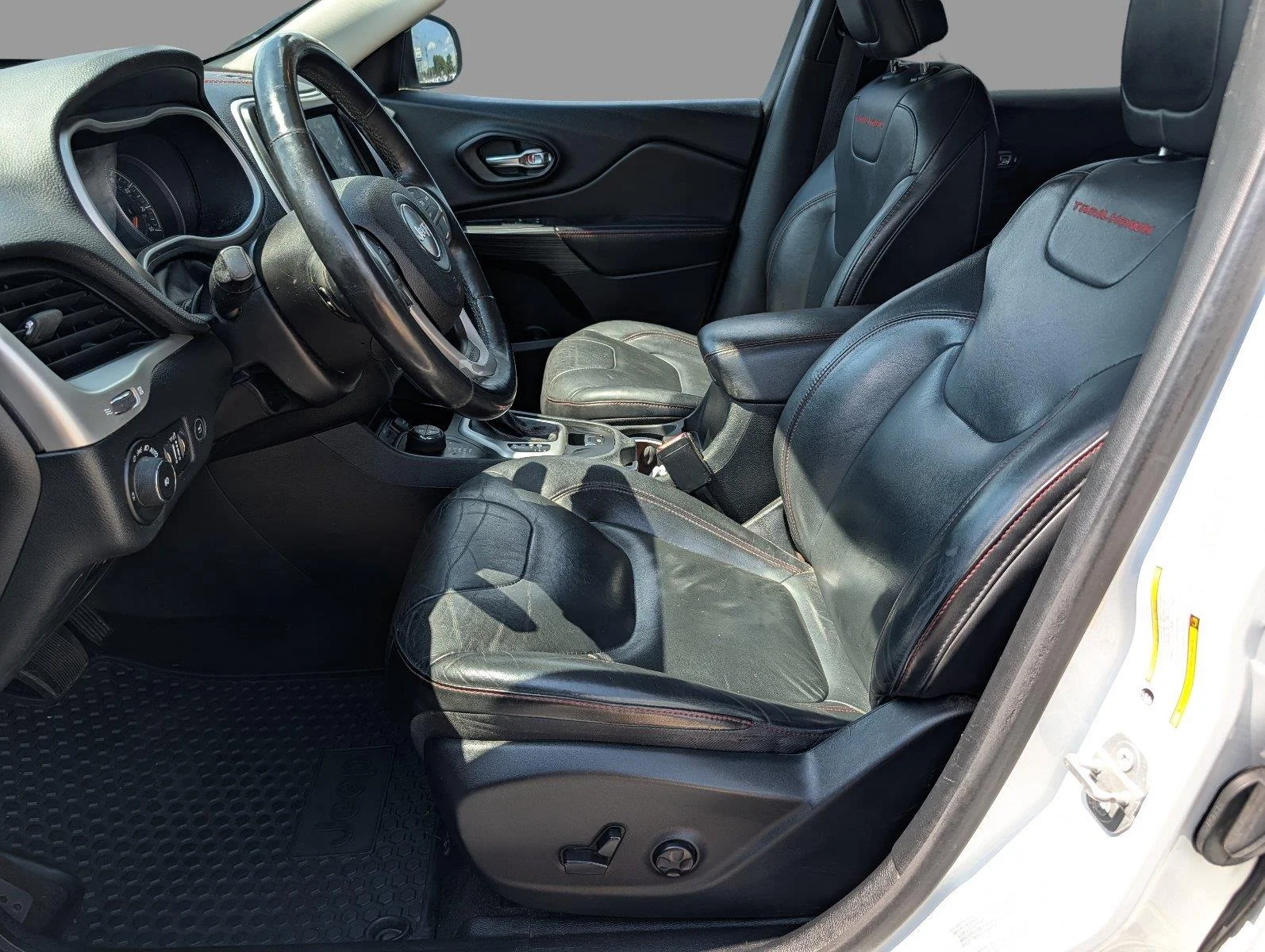 Used 2015 Bright White Clearcoat Jeep Trailhawk image 10