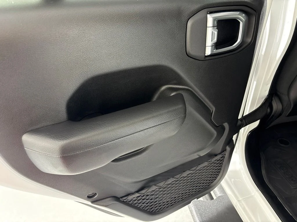 Used 2025 White Jeep Mojave image 25