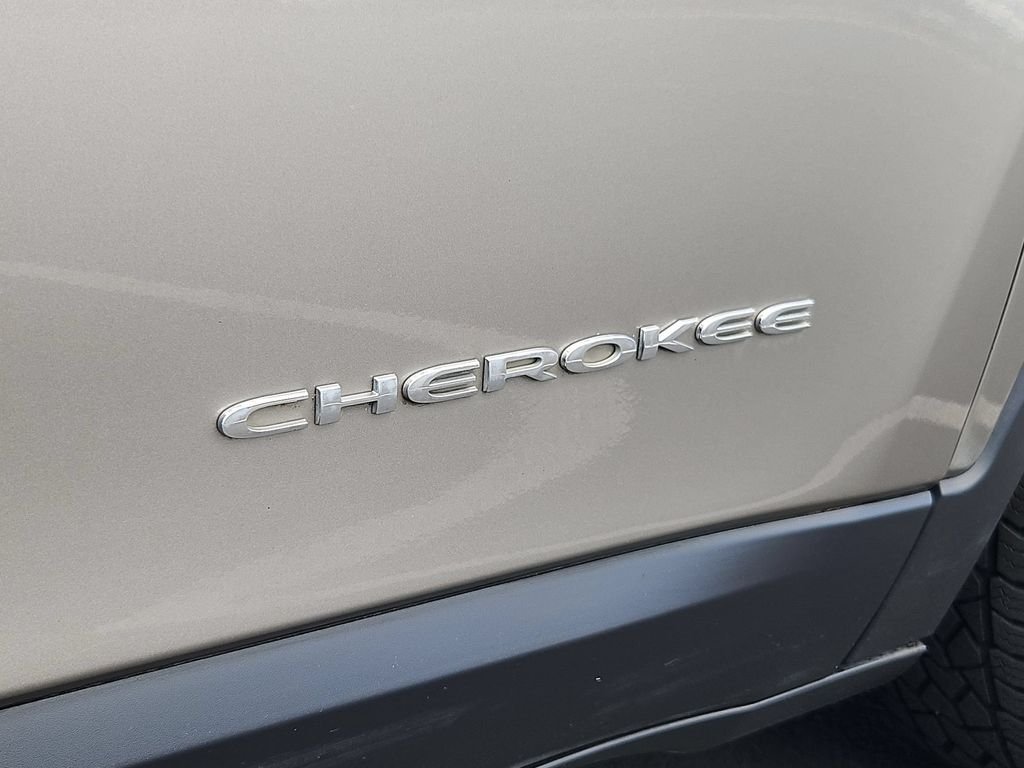 Used 2020 Light Brownstone Pearlcoat Jeep Latitude Plus image 26