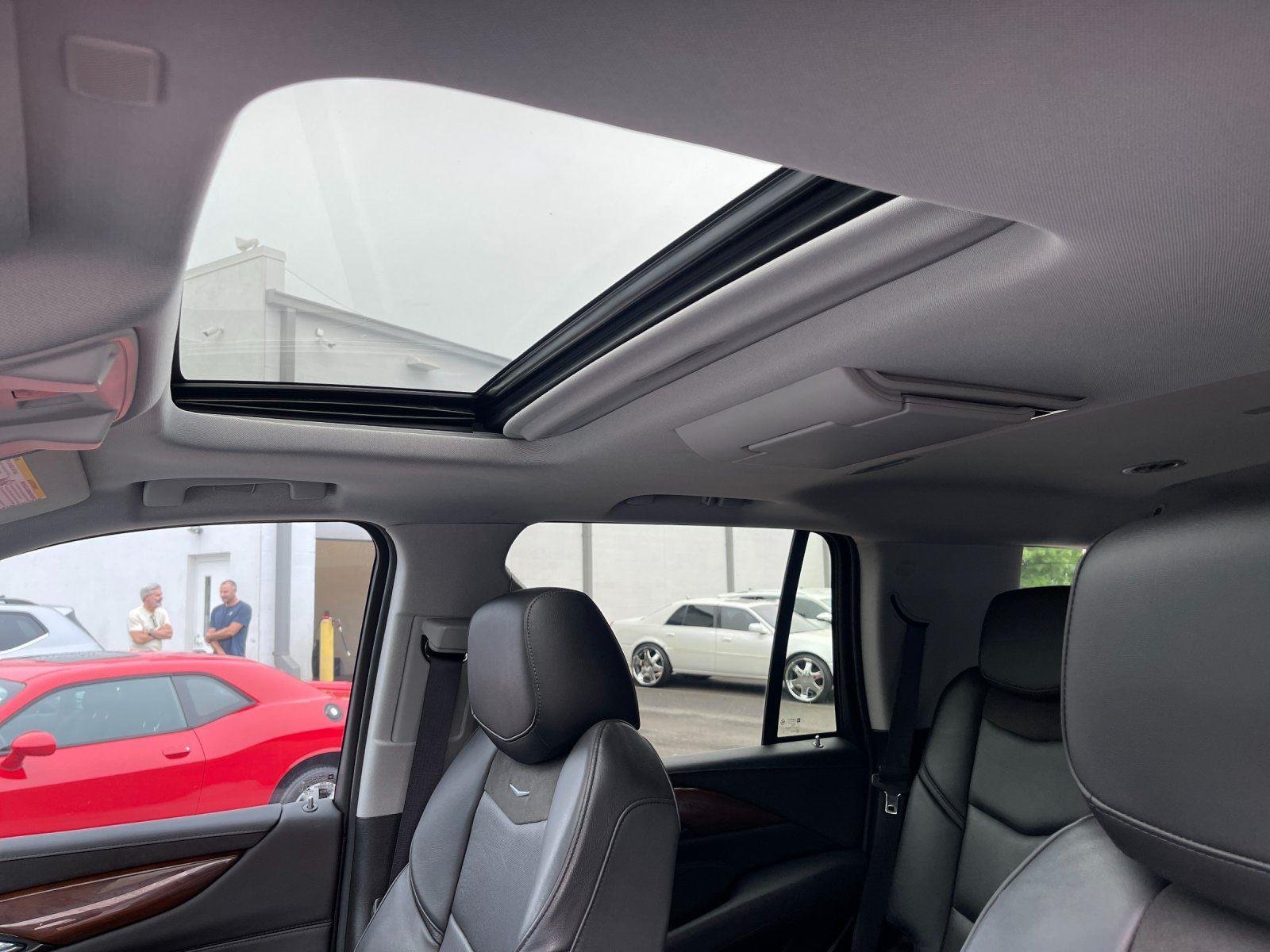 Used 2019 Crystal White Tricoat Cadillac Premium Luxury image 30
