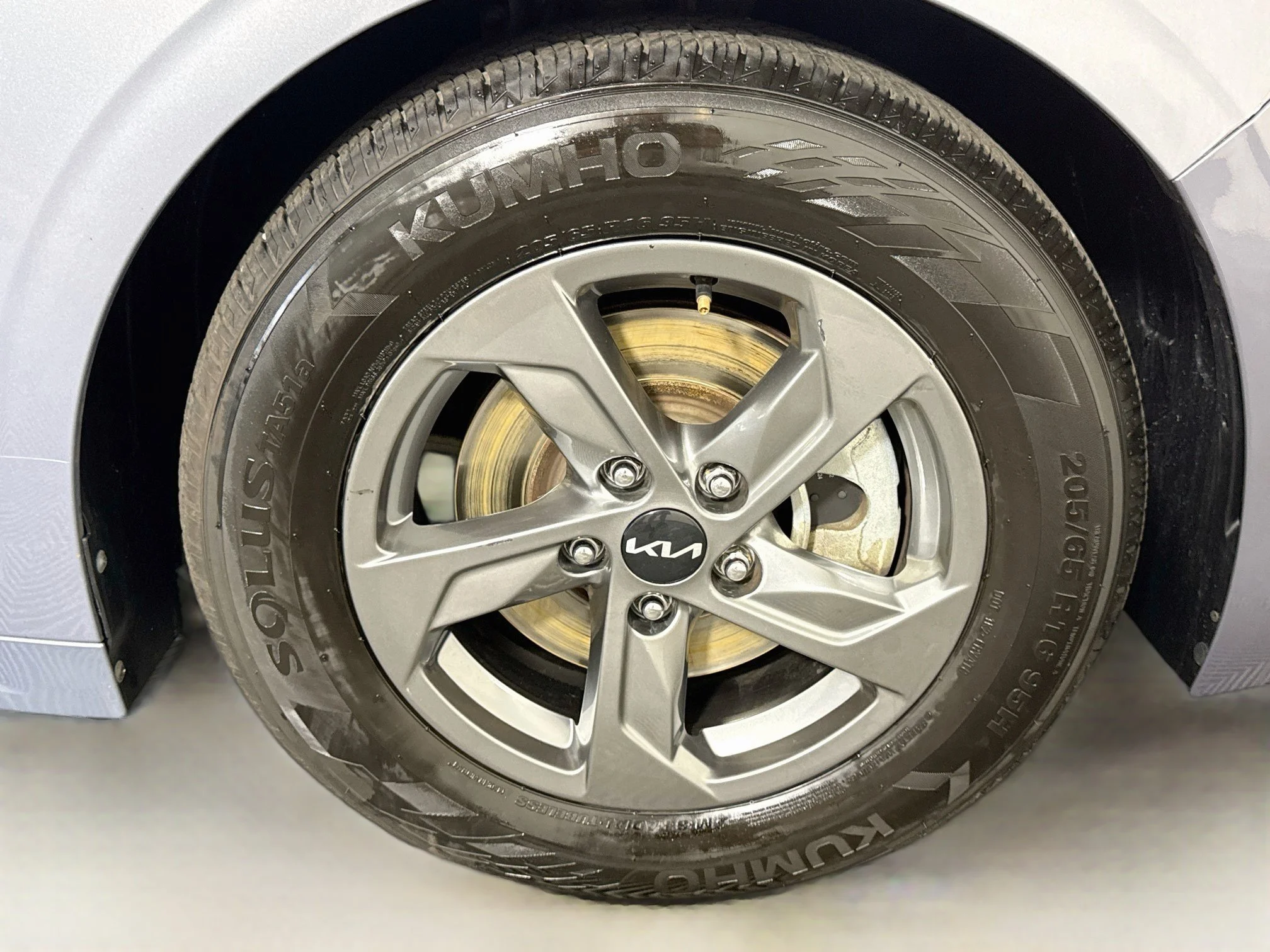 Used 2023 Everlasting Silver Kia LXS image 28