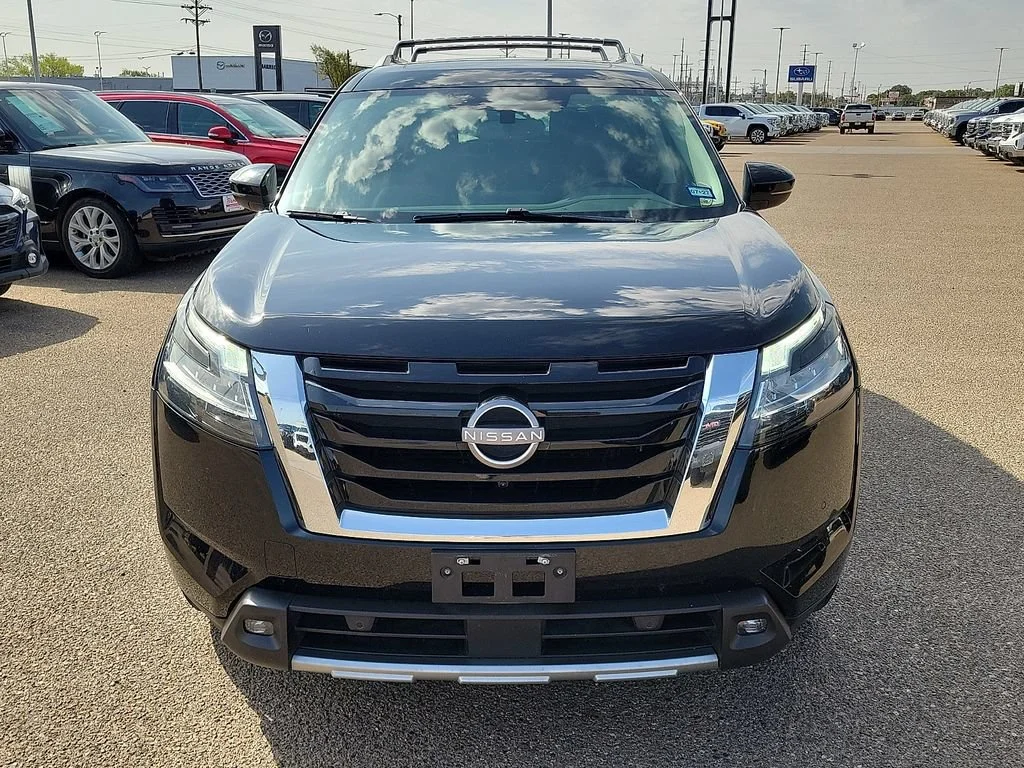 Used 2022  Nissan SL image 3