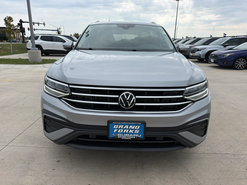 Used 2022 Pyrite Silver Metallic Volkswagen SE image 3