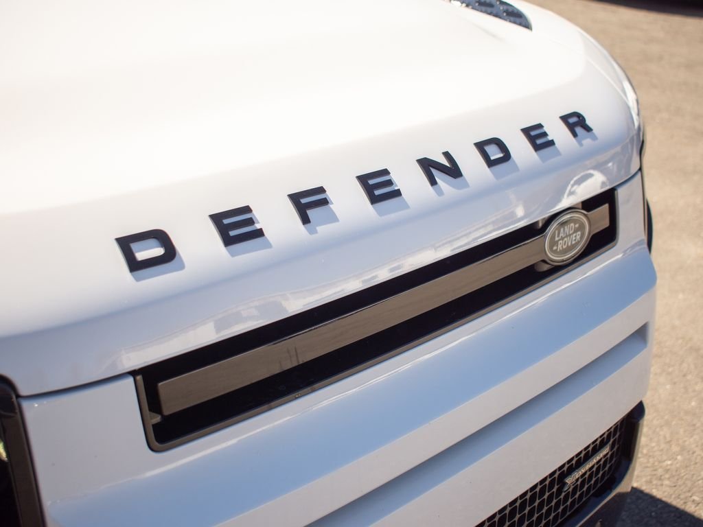 Used 2023 White Land Rover X-Dynamic SE image 18