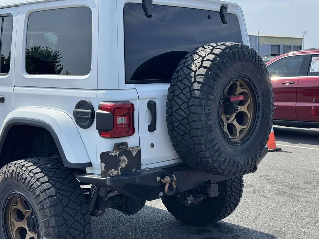 Used 2019 White Jeep Unlimited Sahara image 10
