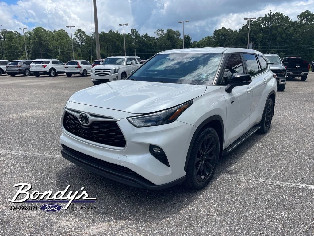 Used 2023 Pearl Toyota LE image 3