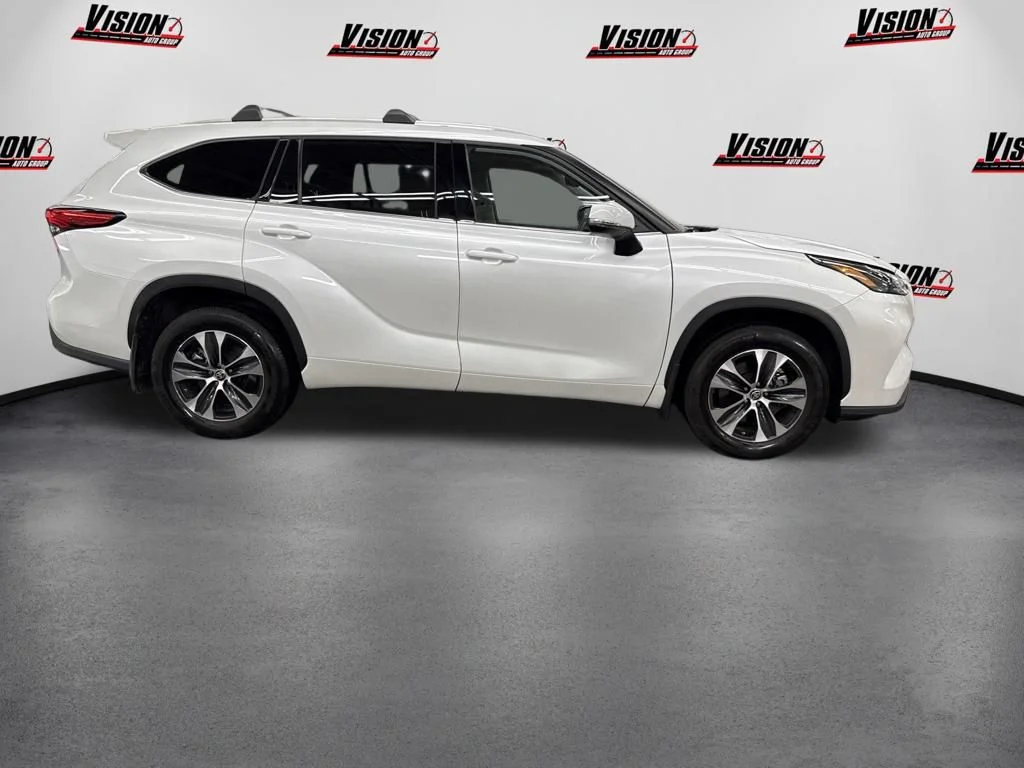 Used 2022 Beige Toyota XLE image 4