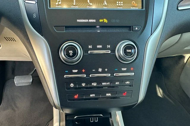 Used 2019 Silver Lincoln Select image 17