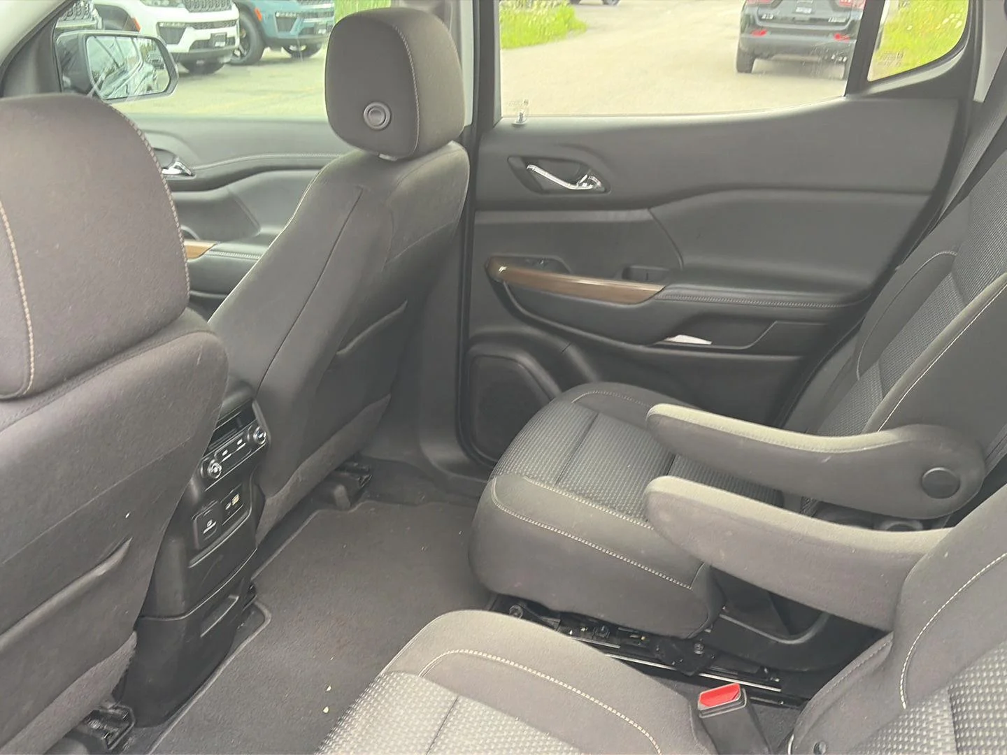Used 2022 Ebony Twilight Metallic GMC SLE image 6