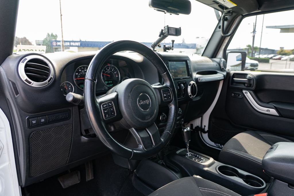 Used 2016 Bright White Clearcoat Jeep Unlimited Rubicon image 23